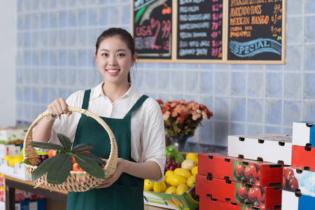 漂亮的女人在水果店里工作