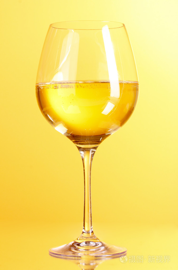 黄色背景的酒杯