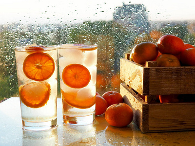冷夏柠檬汁与橘子, 新鲜, 水排毒冰, 排毒水净化身体和燃烧脂肪