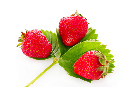 草莓，绿叶与白色隔离
