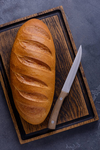 切板上的鲜面包和刀