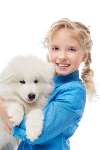 小金发女孩玩小狗在白色背景孤立