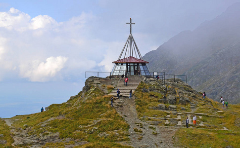 罗马尼亚喀尔巴阡山山顶上的游客