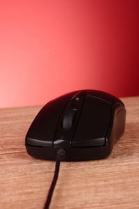 机械手鼠标木制桌子上的老鼠照片