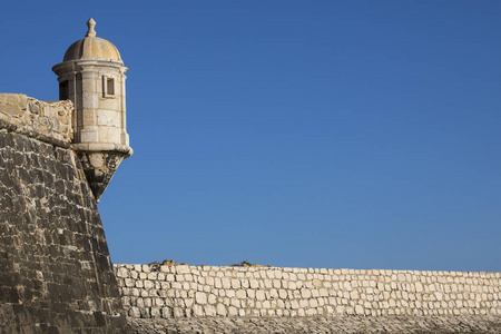 Forte da Ponta da Bandeira在港口湖泊