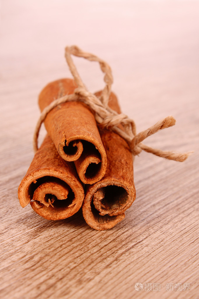 木桌上的肉桂树皮