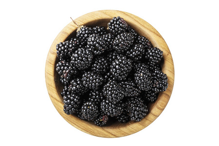 黑莓在白色背景的木制盘子里