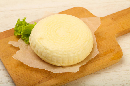年轻的白种奶酪 Suluguni 在木背景