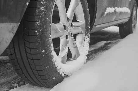 冬季道路上的汽车轮胎