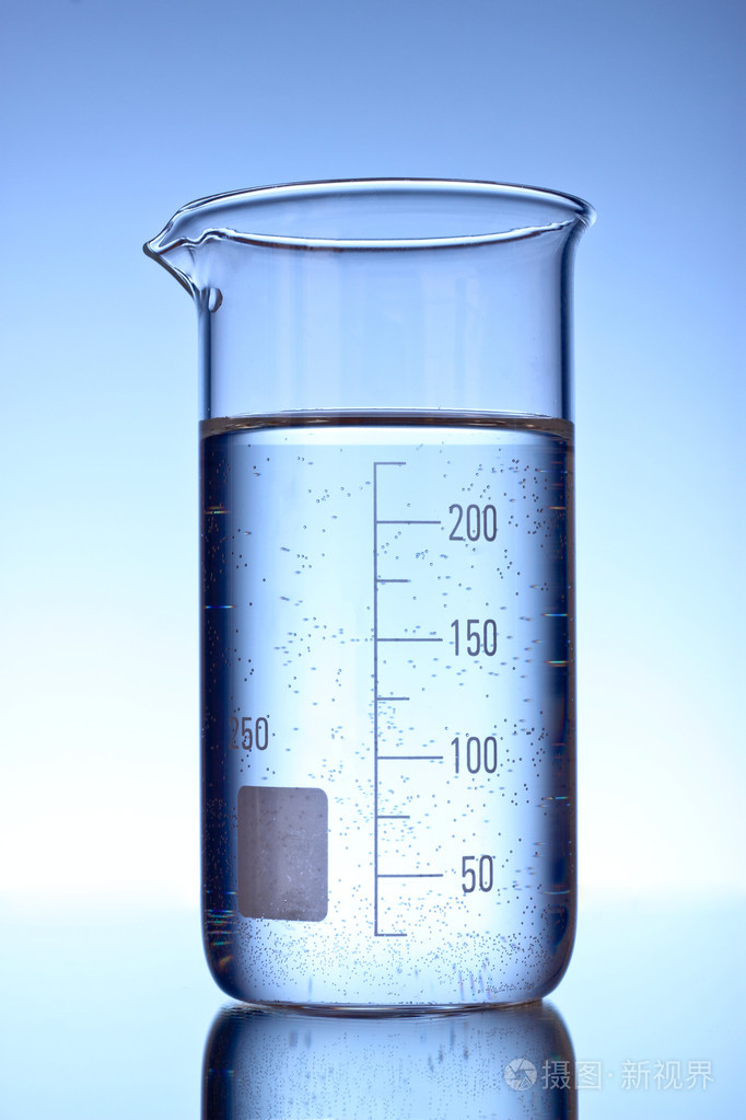 蓝色背景的刻度烧杯