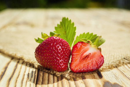 天然背景的木桌草莓, 美味的第一级有机水果作为夏季维生素的概念