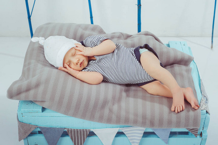 宝宝衣可爱的小熟睡的婴儿在衣和帽子的肖像照片