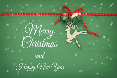 圣诞节背景与红色丝绸传统丝带白色鹿和丁当响铃