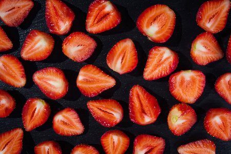 在石头背景下切草莓, 美味的第一类有机水果作为夏季维生素的概念