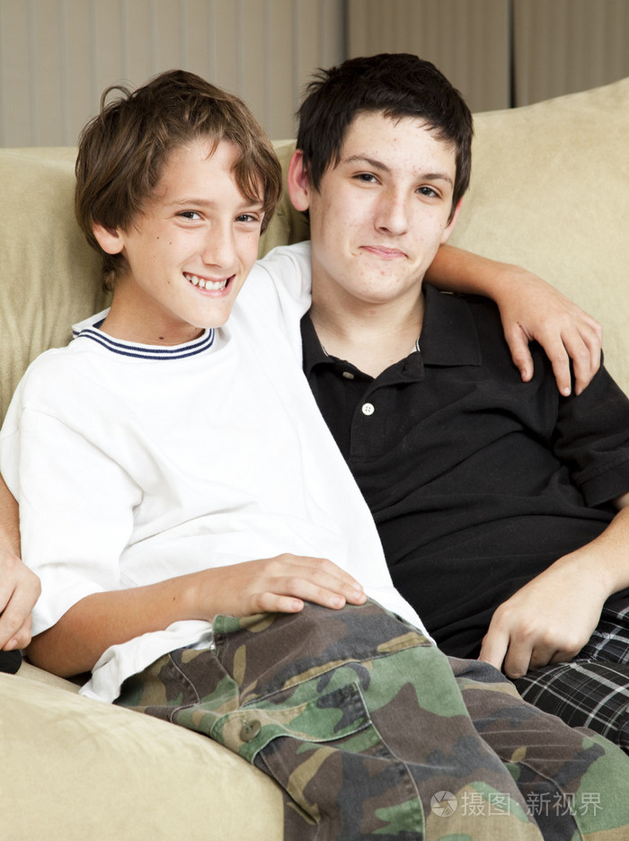 兄弟两开心的坐在沙发上