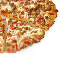 带香肠和意大利香肠的迷你披萨