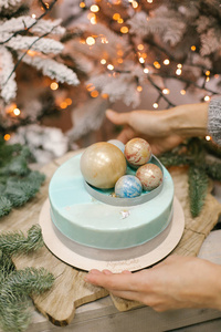 圣诞蛋糕与巧克力球顶部与女性的手在背景