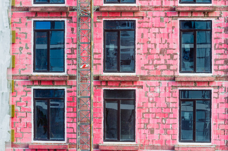 在从煤渣砖建房屋的窗户漆成红色