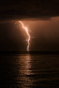 海上雷雨