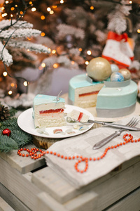 Splited 圣诞蛋糕与果冻和酥与冷杉和灯的背景
