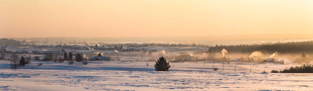 美丽的冬天风景和村庄在乡下在日落, 喀山地区, 俄国