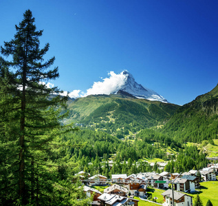 采尔马特村庄与峰值的马特宏峰在瑞士阿尔卑斯山