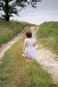 小女孩赤脚走在路上图片