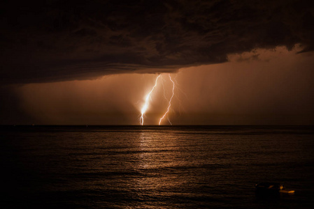 海上雷雨