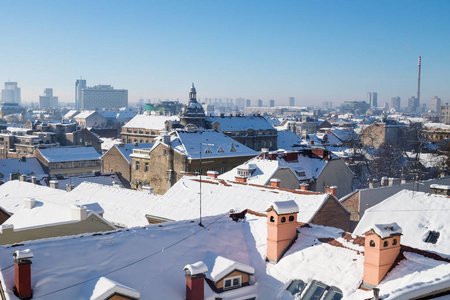 全景看法在萨格勒布与圆顶和烟囱在冬天期间与雪在屋顶, 萨格勒布, 克罗地亚, 欧洲