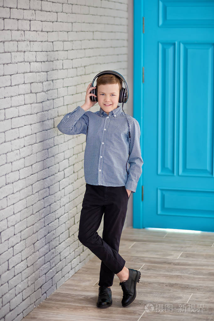 放松和听音乐的概念欧洲男孩填补了位男孩在休闲穿戴