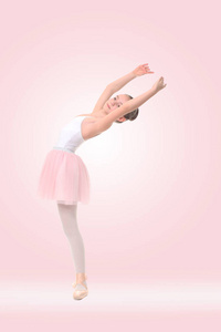 粉红色背景的小芭蕾舞演员