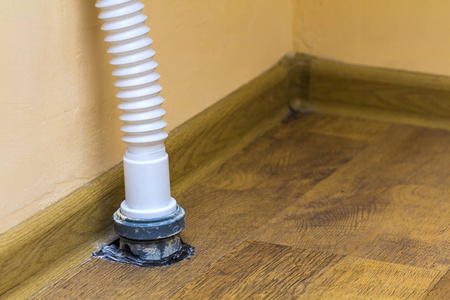 下水道管厨房水槽下的下水道排水管照片