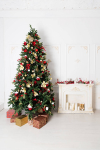 圣诞树用礼物和壁炉
