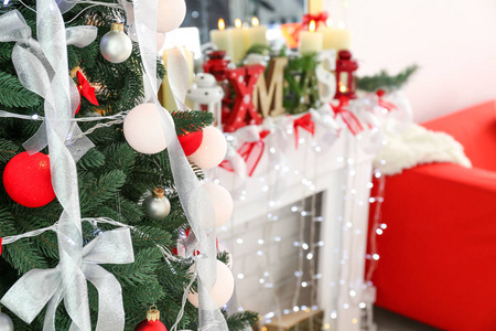 美丽的枞树用银色缎带和圣诞灯