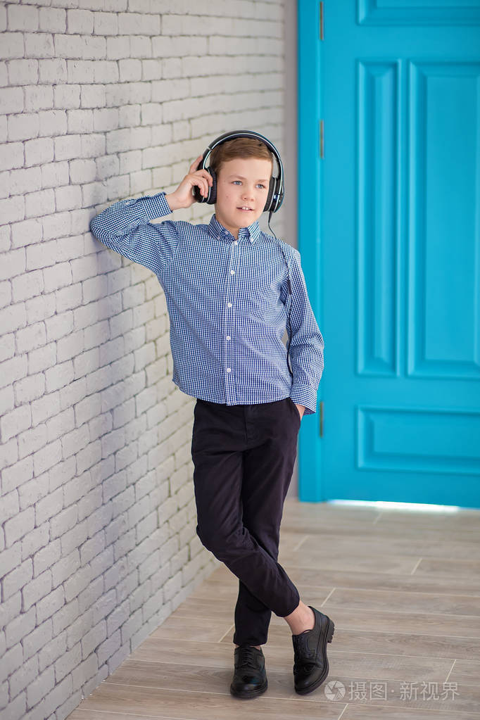 欧洲男孩填补了位.男孩在休闲穿戴