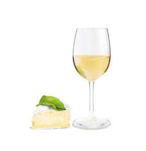 杯白葡萄酒和一片卡门培尔奶酪奶酪