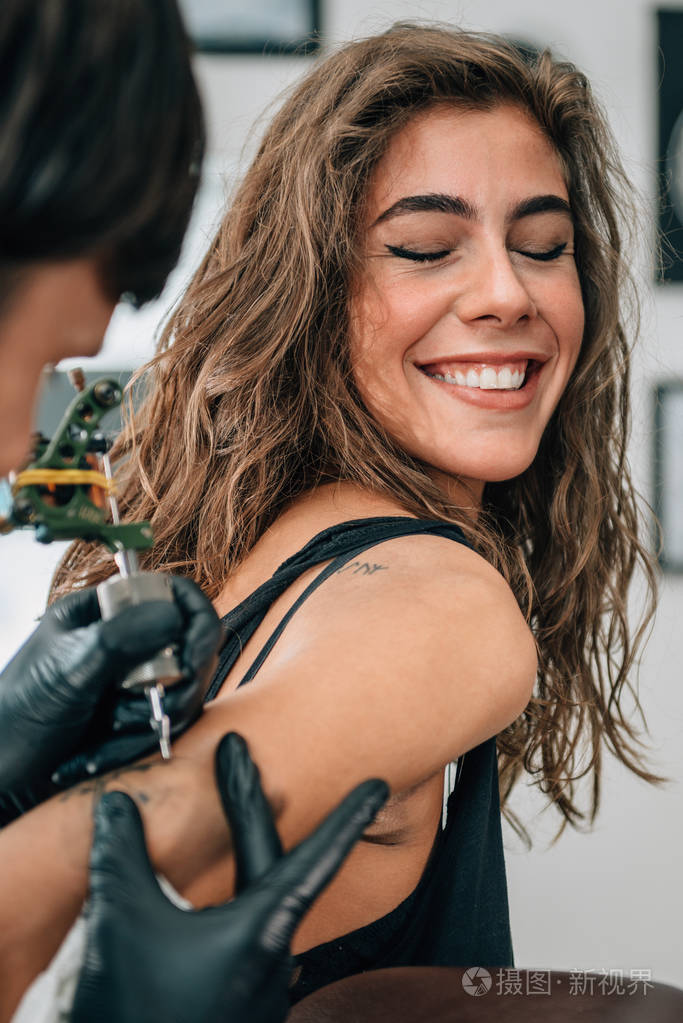 漂亮的女孩得到一个纹身.色调的形象, 关注女孩的脸