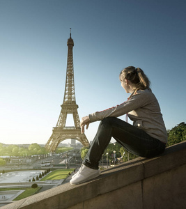 在日出时分看埃菲尔铁塔的女孩, 巴黎