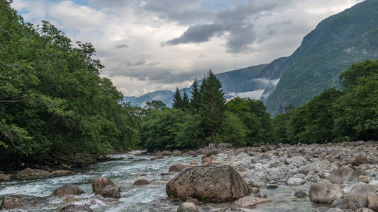 河 白色石头。挪威