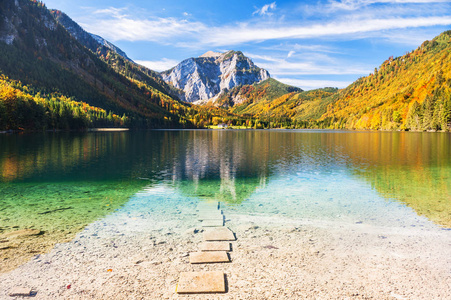 在奥地利阿尔卑斯山的美丽 Vorderer Langbathsee 湖。