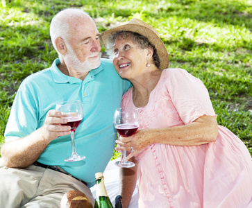 野餐的老年人提供葡萄酒
