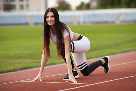 年轻女子准备冲刺照片