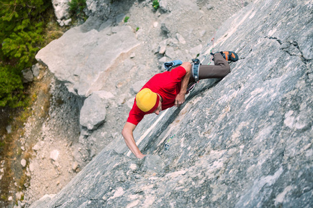 一个人攀登岩石