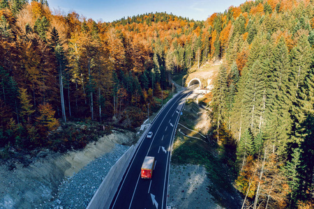 波斯尼亚 Karaula 立交桥鸟瞰图。隧道及道路