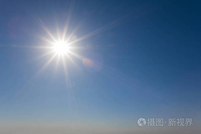 青空の背景に太阳を辉き