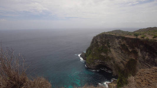 印尼巴厘岛 Penida 的悬崖海浪和波浪