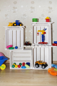 儿童房, 墙纸和木质板条箱在一个环境友好的货架玩具
