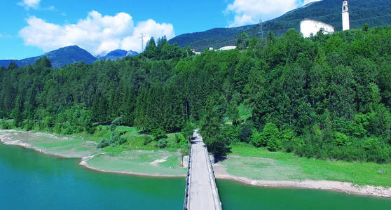 美丽的 alpin 湖, 夏季立交桥鸟瞰图