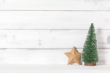 白色的白色木质的纸星与圣诞树