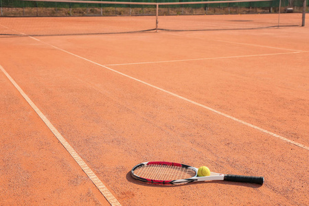 网球拍和球上法院